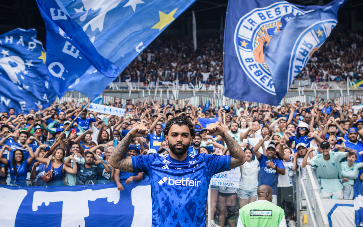 Gabigol com torcedores do Cruzeiro