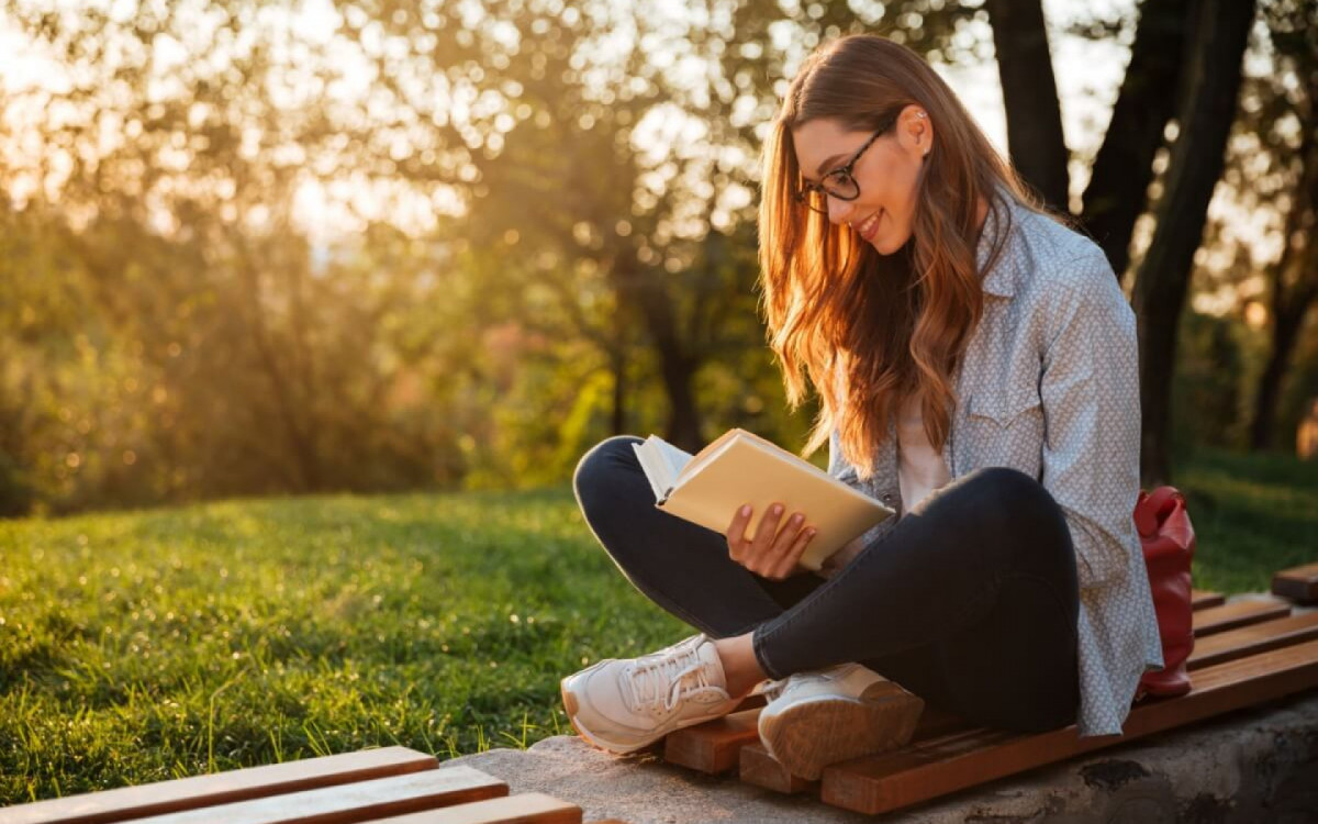 A literatura young adult é uma ótima opção para quem busca histórias emocionantes (Imagem: Dean Drobot | Shutterstock)