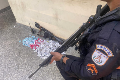 PM apreende drogas e réplica de fuzil em Belford Roxo