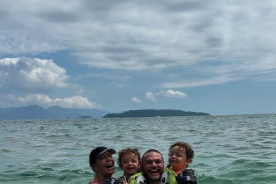 Fabiula Nascimento mostra banho de mar e piscina ao lado de Emilio Dantas e os dois filhos
