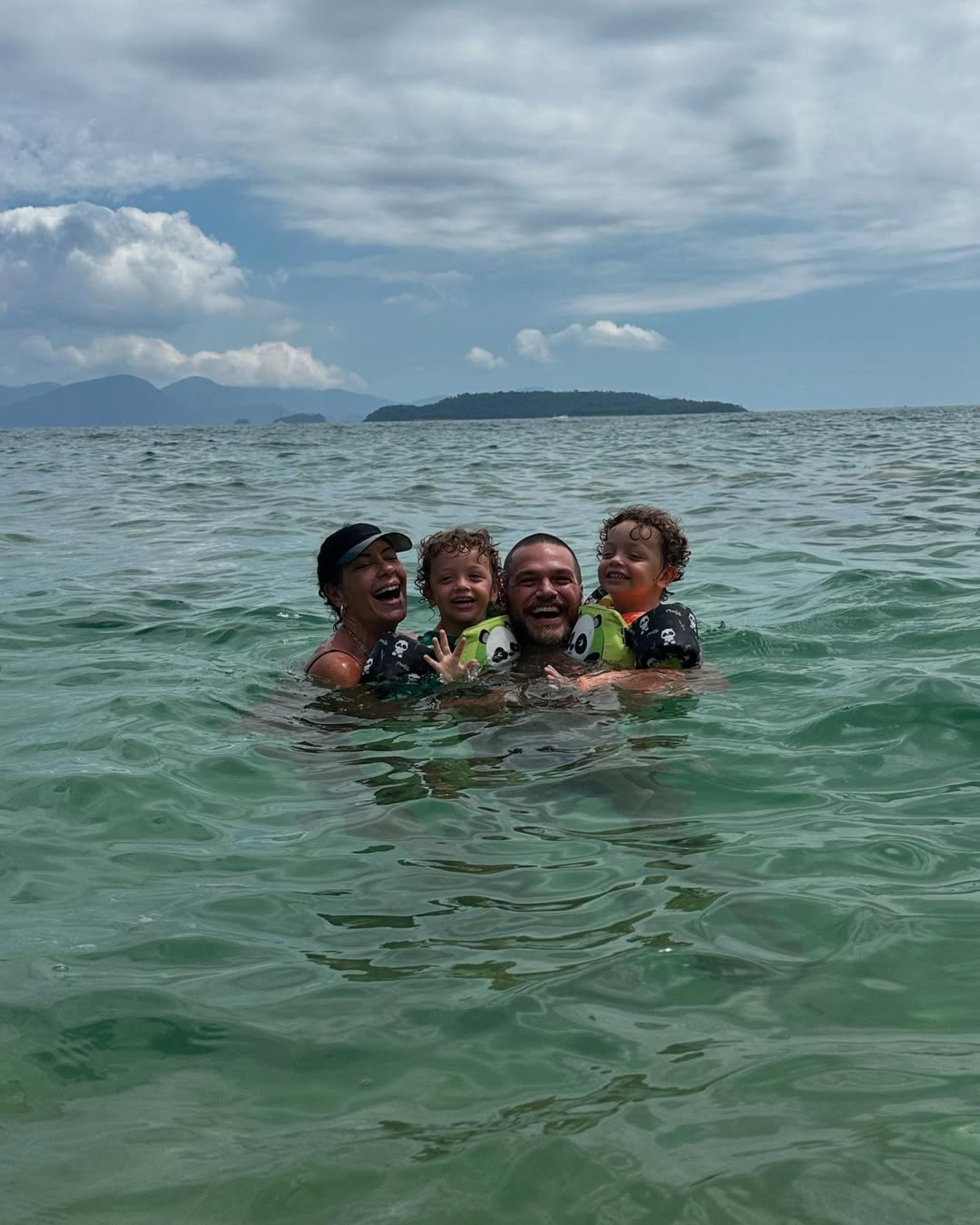 Fabiula Nascimento e Emilio Dantas levam os filhos para banho de mar - Reprodução/Instagram 