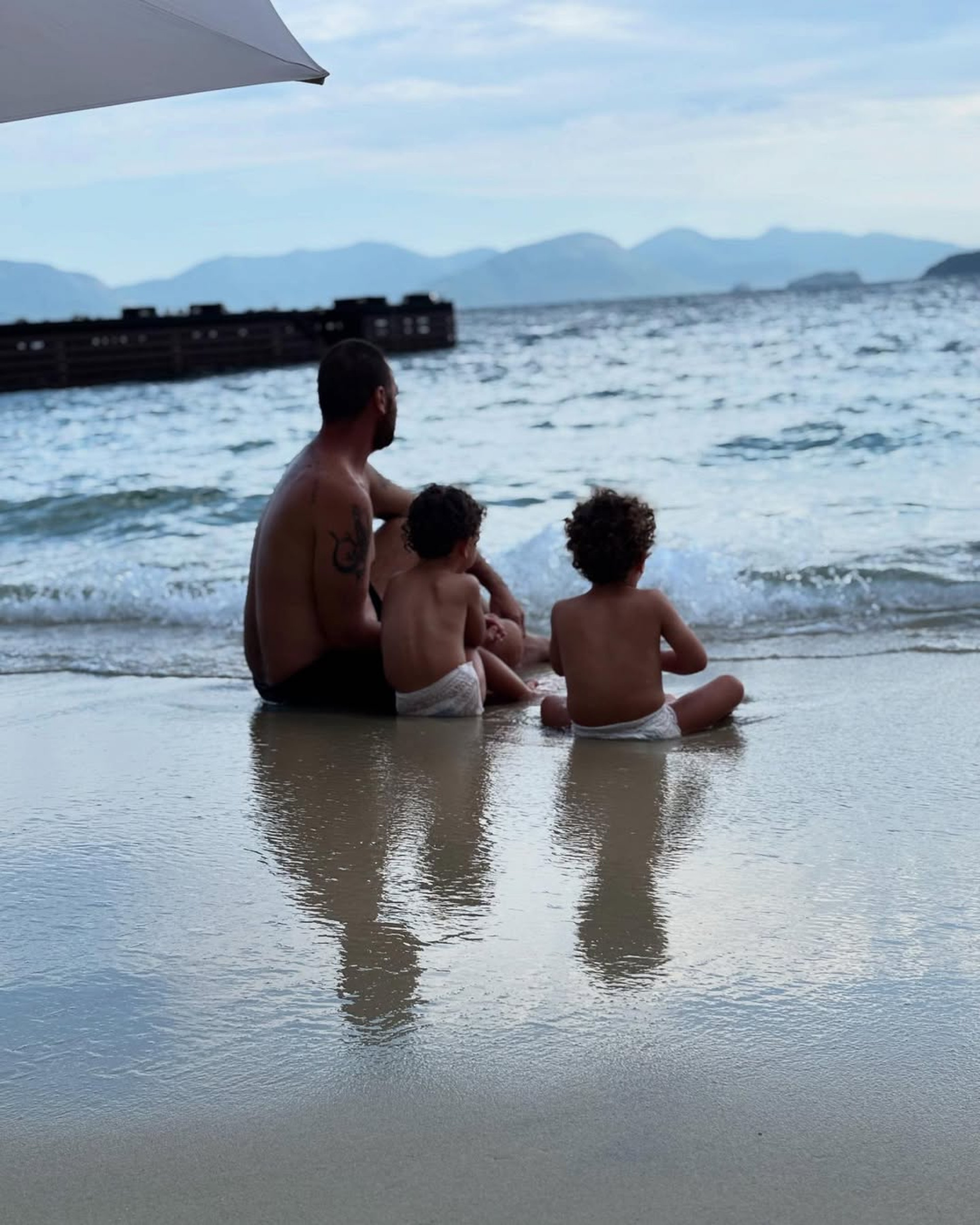 Fabiula Nascimento mostra foto de Emilio Dantas olhando o mar com os filhos - Reprodução/Instagram
