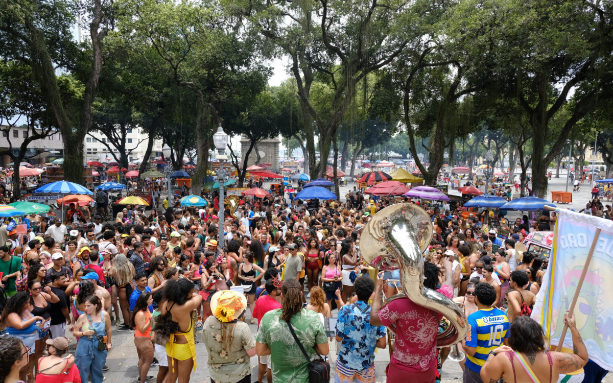 Blocos desfilam pela Pra&ccedil;a XV, iniciando a temporada de Carnaval