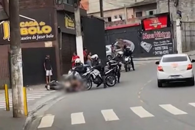 Suspeito é arrastado sobre asfalto por policiais militares após cair de moto em SP