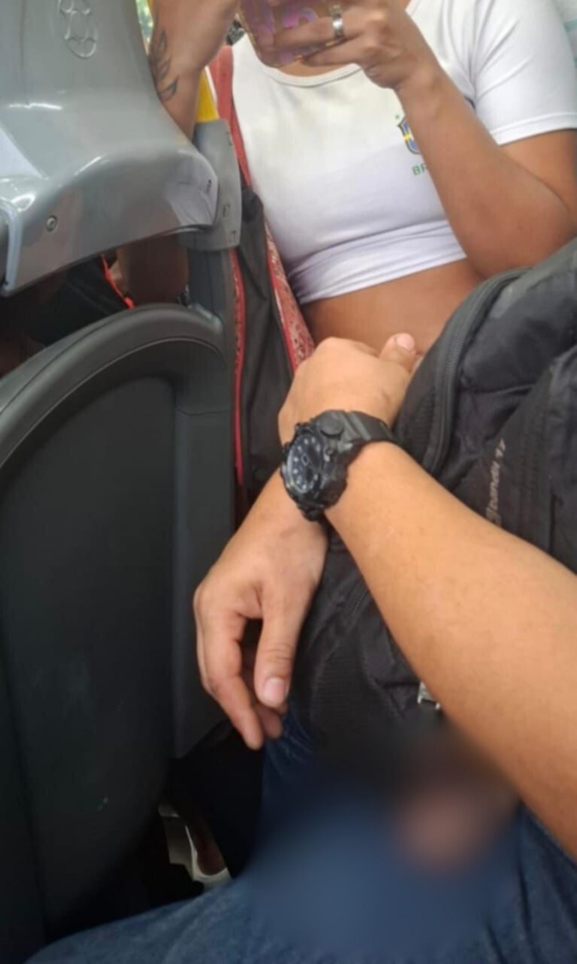 Passageira tirou foto do homem com o p&ecirc;nis para fora da cal&ccedil;a no BRT
