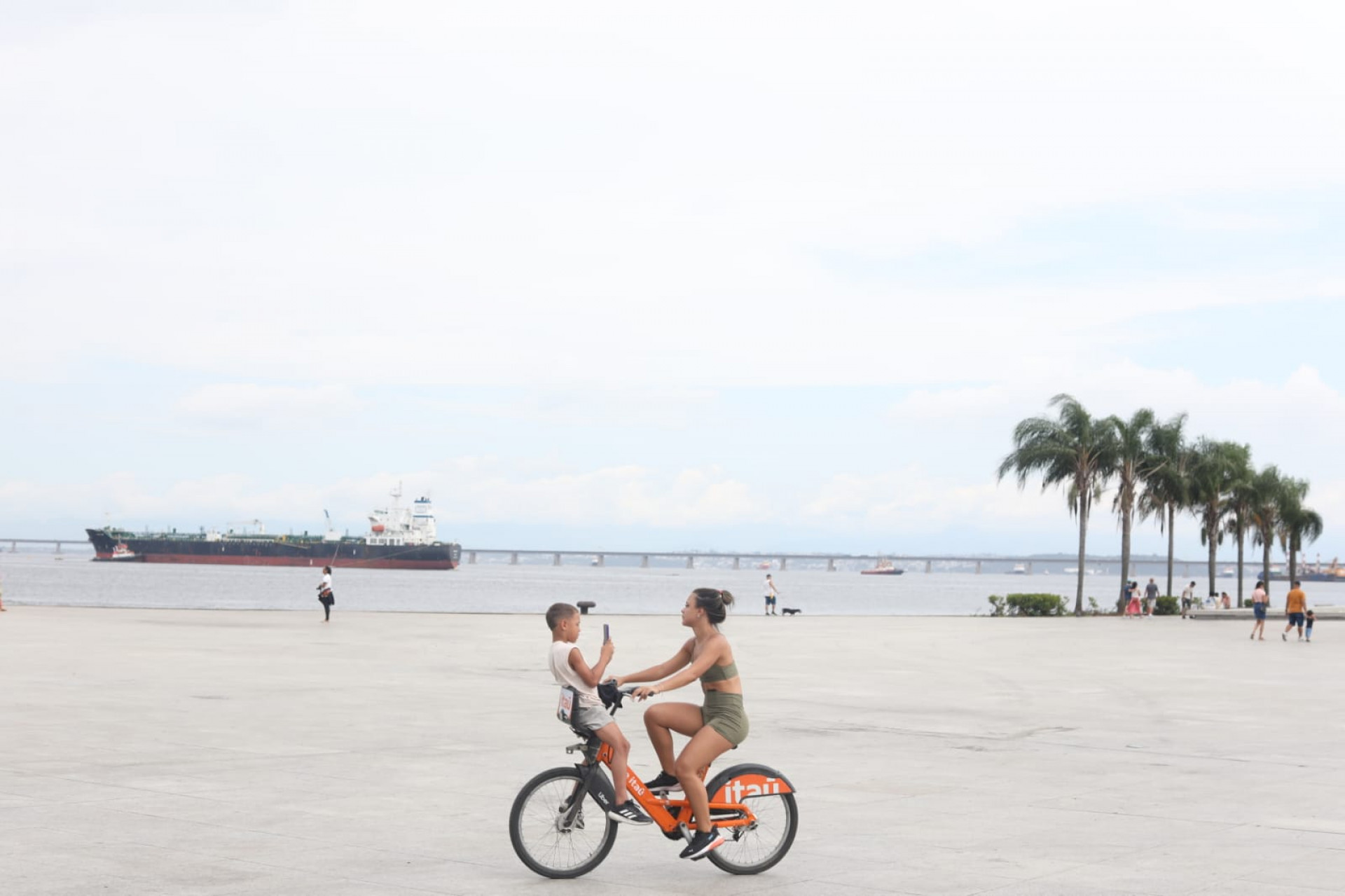 Mulher pedala com criança na Praça Mauá - Pedro Teixeira/Agência O Dia