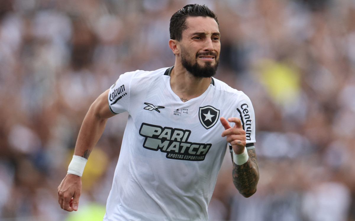 Alex Telles não segurou a emoção após marcar na final da Libertadores