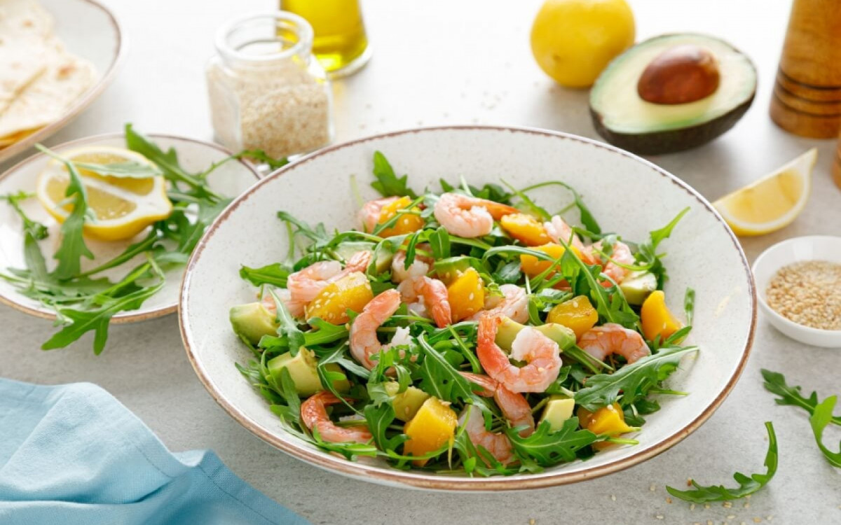 Salada de camarão com manga (Imagem: Sea Wave | Shutterstock)