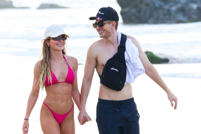 Jade Picon exibe as curvas em passeio com o irmão em Fernando de Noronha