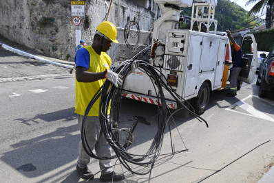 Rodrigo Neves avisa que Prefeitura vai multar concessionárias que deixarem fios soltos pendurados nos postes