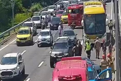 Acidente entre ônibus e quatro carros deixa três feridos na Linha Vermelha