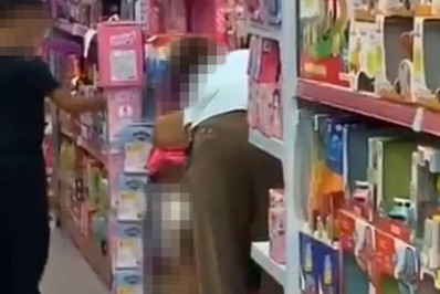 Homem é preso após ser flagrado acariciando partes íntimas de menina de 6 anos