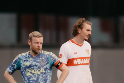 Jogador é expulso na Alemanha, mas retorna ao jogo após pedido de técnicos; entenda