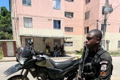 PM apreende menor com motocicleta roubada e drogas em Belford Roxo
