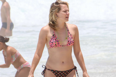 Leticia Colin curte segunda-feira de folga na praia do Leblon com o filho