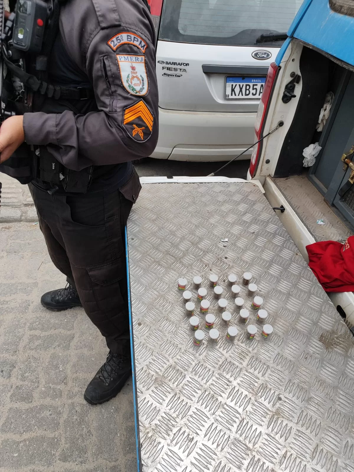 Dupla é presa por tráfico de drogas no bairro Jardim São Paulo em Araruama