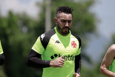 Liberado para resolver problemas pessoais, Payet segue com futuro indefinido no Vasco