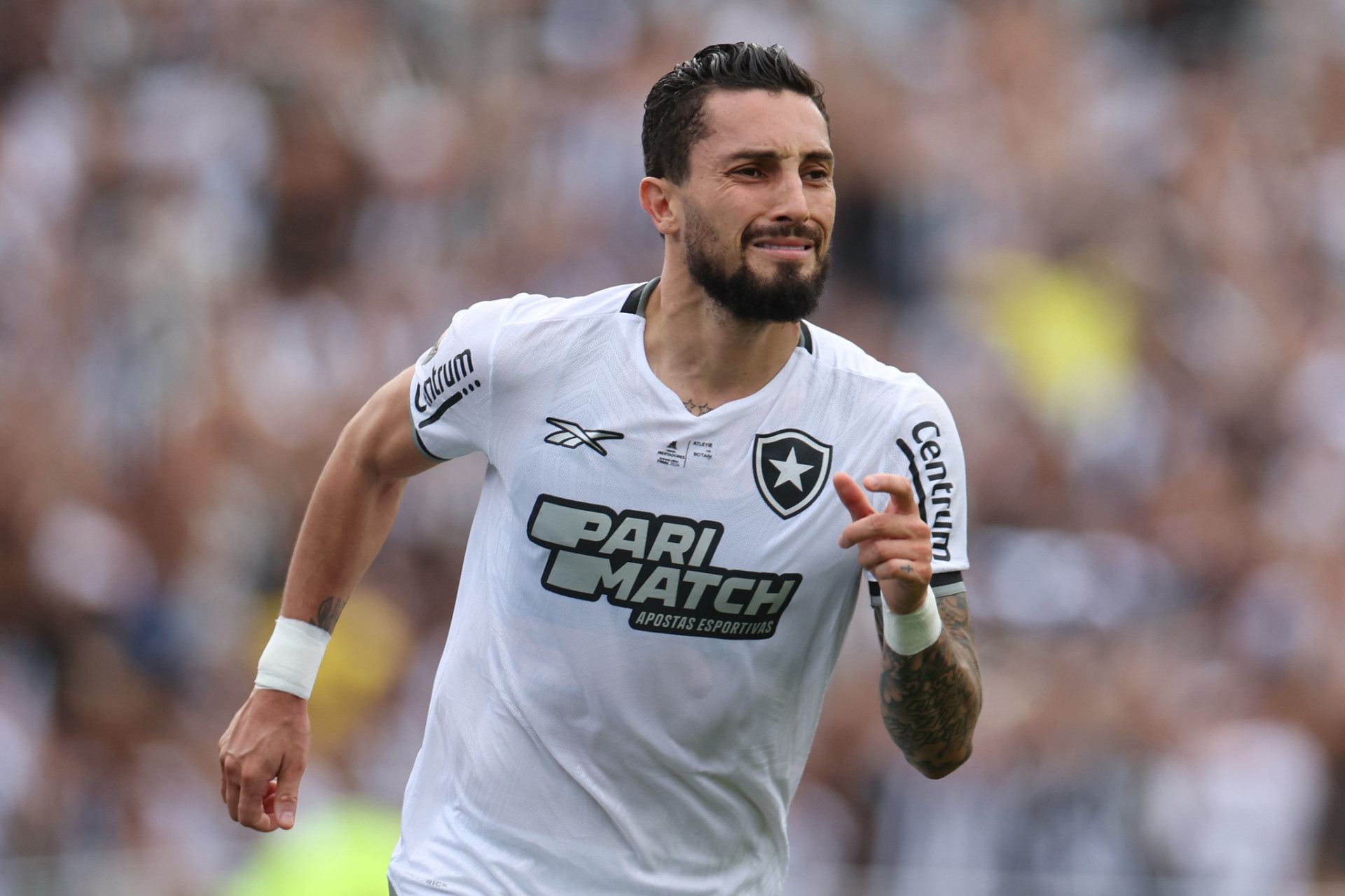 Alex Telles não segurou a emoção após marcar na final da Libertadores - Vítor Silva/Botafogo