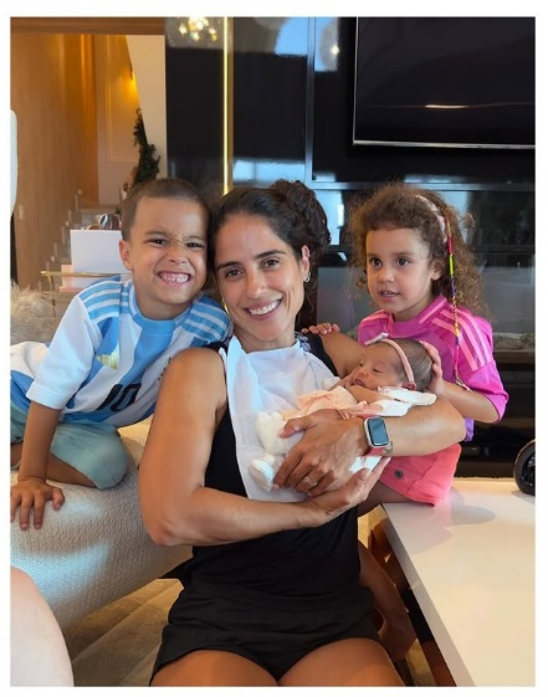 Camilla Camargo ao lado dos filhos Joaquim e Julia, e a irmã Clara - Reprodução/Instagram 