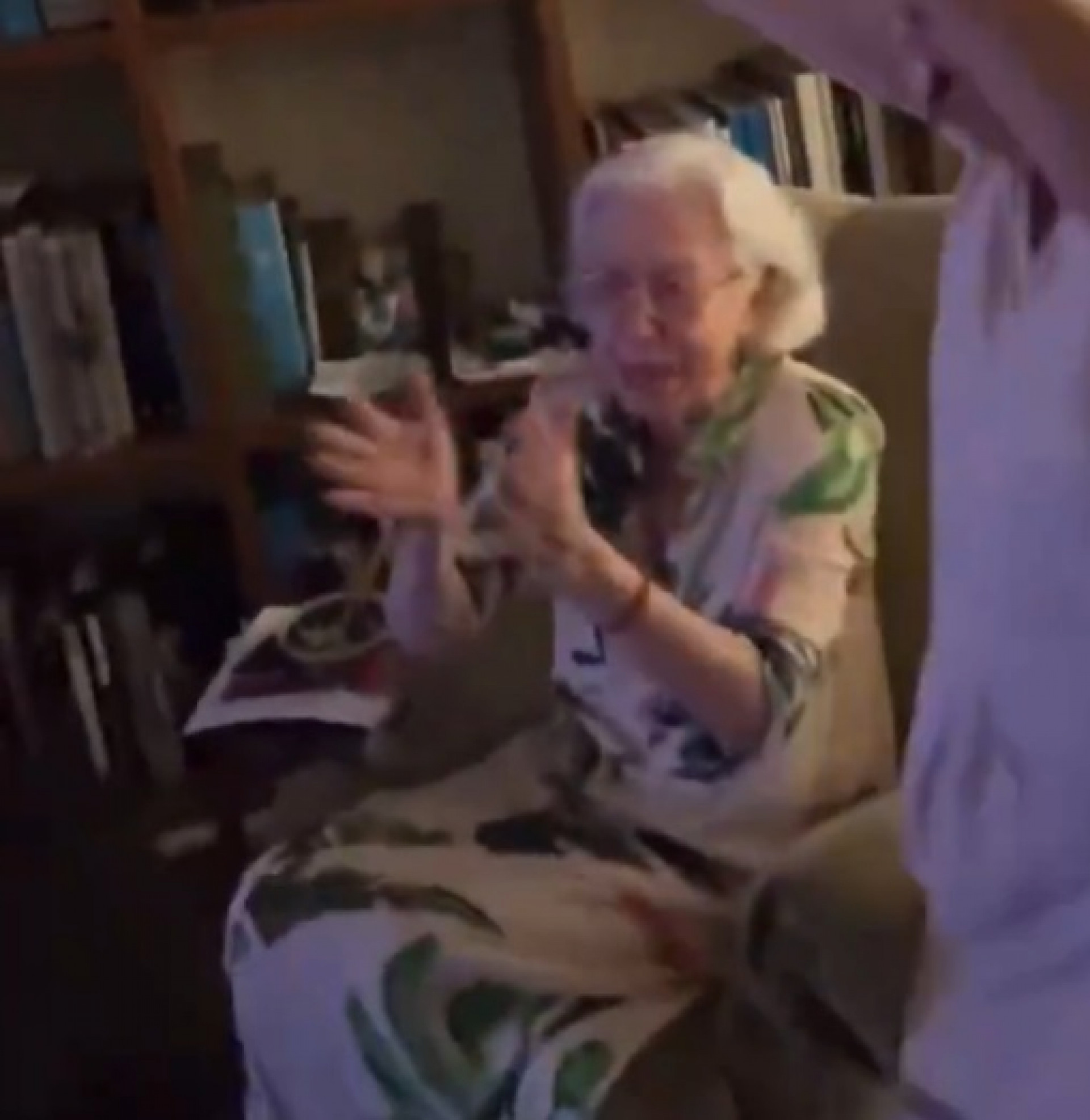 Fernanda Montenegro celebra vitória de Fernanda Torres no Globo de Ouro