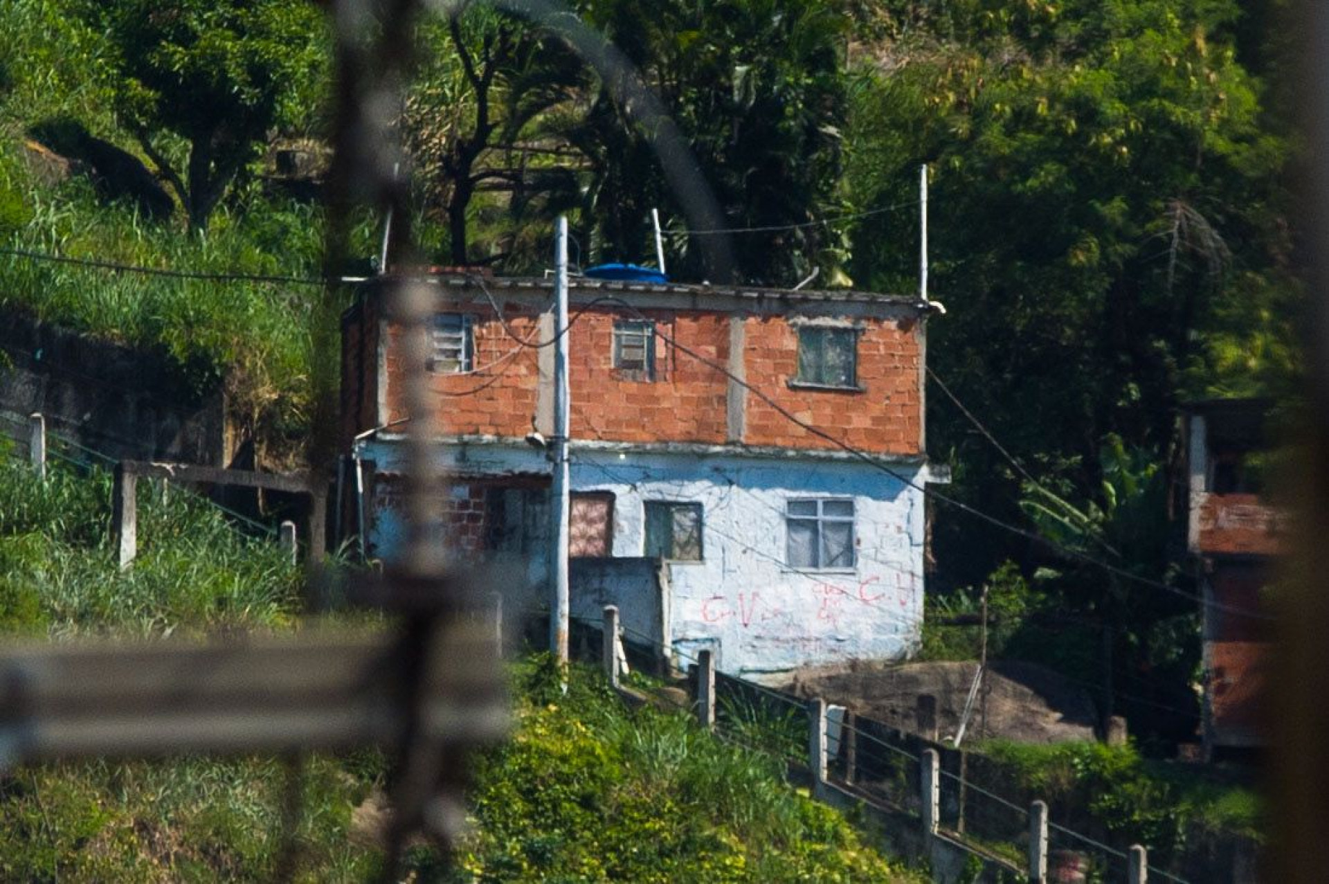 Policiamento foi reforçado nos arredores do Morro dos Macacos na manhã desta segunda (6) - Armando Paiva/Agência O DIA