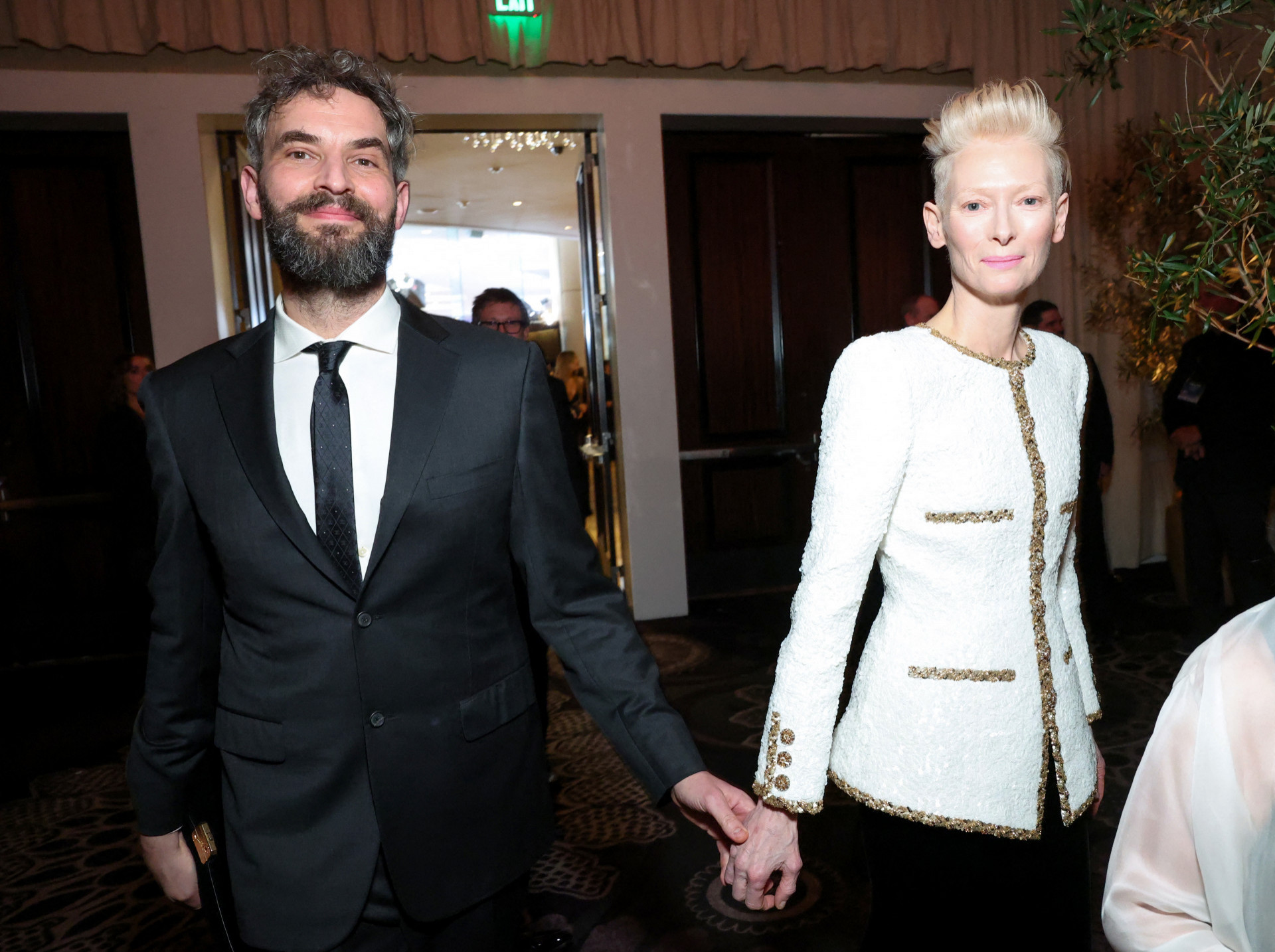 Tilda Swinton e o marido, Sandro Kopp, no Globo de Ouro 2025 - AFP