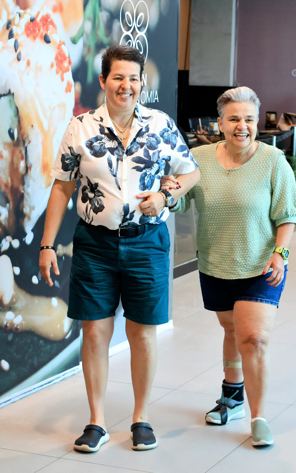 Adriane Bonato e Claudia Rodrigues passeiam por shopping no Rio
 - Dan Delmiro/Agnews