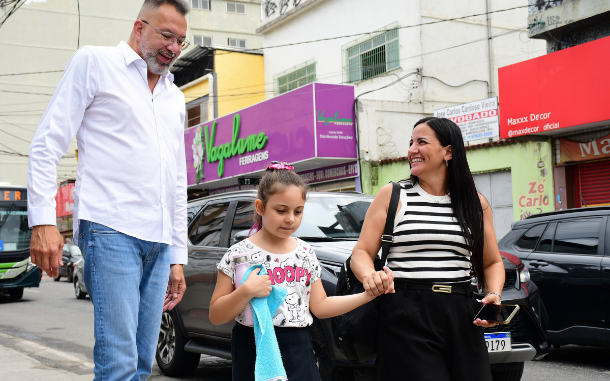 A trabalhadora autônoma Luciane Oliveira, com a filha, conversou com o prefeito Marcio Canella