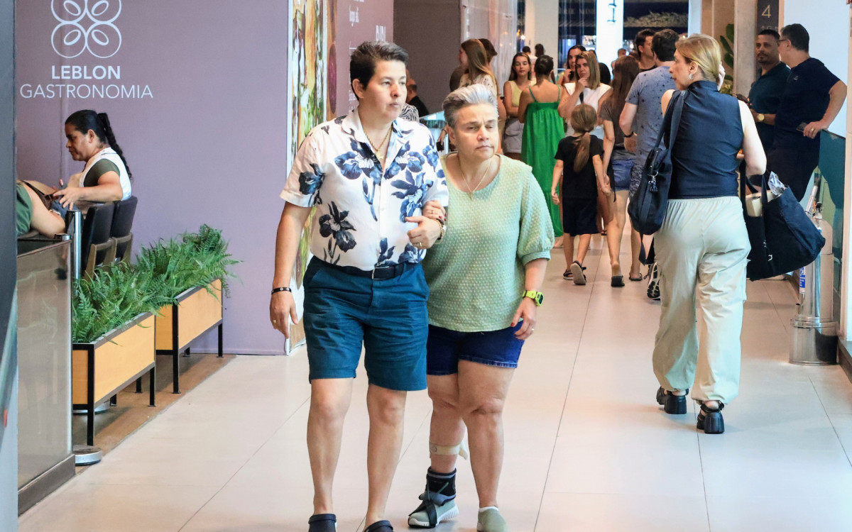 Adriane Bonato e Claudia Rodrigues passeiam por shopping no Rio
 - Dan Delmiro/Agnews