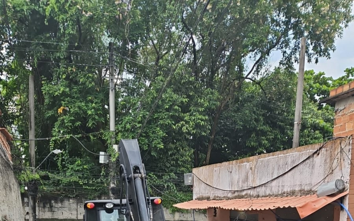 PMs removem barricadas durante ação nos Morros da Mangueira e Tuiuti