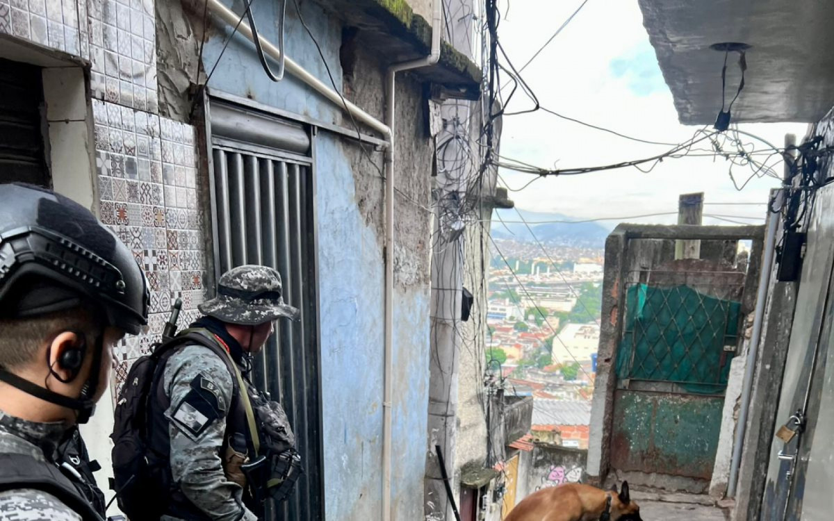 Batalhão de Ações com Cães atuam em operação nos Morros da Mangueira e Tuiuti