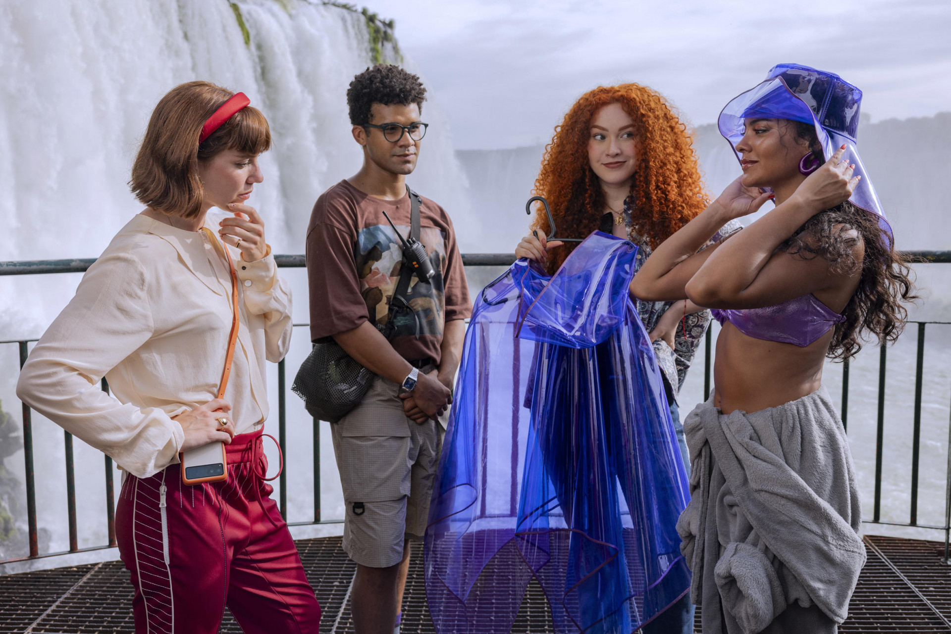 Maria de Fátima (Bella Campos) participa como figurante de ensaio de moda dirigido por Solange (Alice Wegmann) - Fabio Rocha/TVGlobo