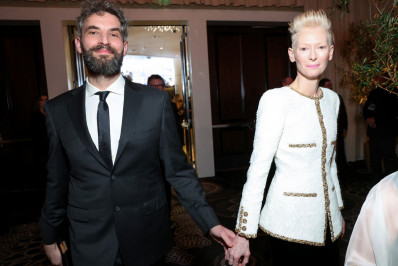 Marido de Tilda Swinton comenta meme brasileiro do Globo de Ouro e elogia Fernanda Torres