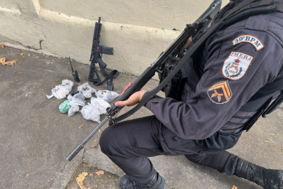 PM prende um suspeito e outro fica ferido após confronto com apreensão de fuzil e drogas em Belford Roxo
