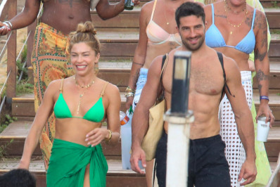 De biquíni verde, Grazi Massafera curte passeio com ator italiano em Noronha