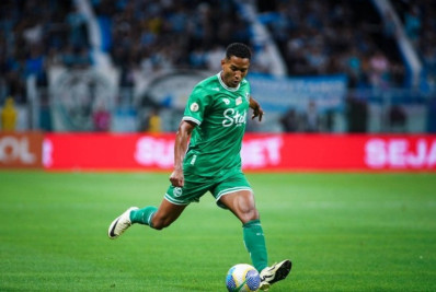 Ex-lateral do Flamengo é anunciado como primeiro reforço do Grêmio em 2025