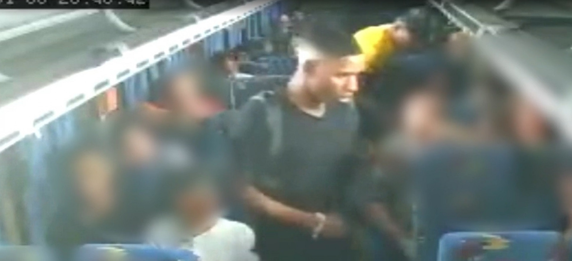 Criminosos usam arma para amea&ccedil;ar passageiros e roubar pertences na linha 2310, itiner&aacute;rio Candel&aacute;ria x Bangu - Reprodu&ccedil;&atilde;o de v&iacute;deo