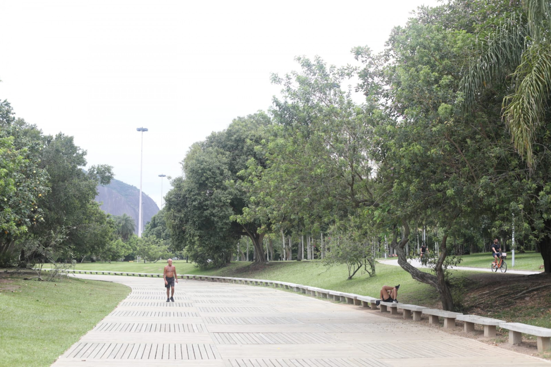 Mesmo com c&eacute;u encoberto, cariocas foram ao Aterro do Flamengo para praticar exerc&iacute;cios - Pedro Teixeira / Ag&ecirc;ncia O Dia