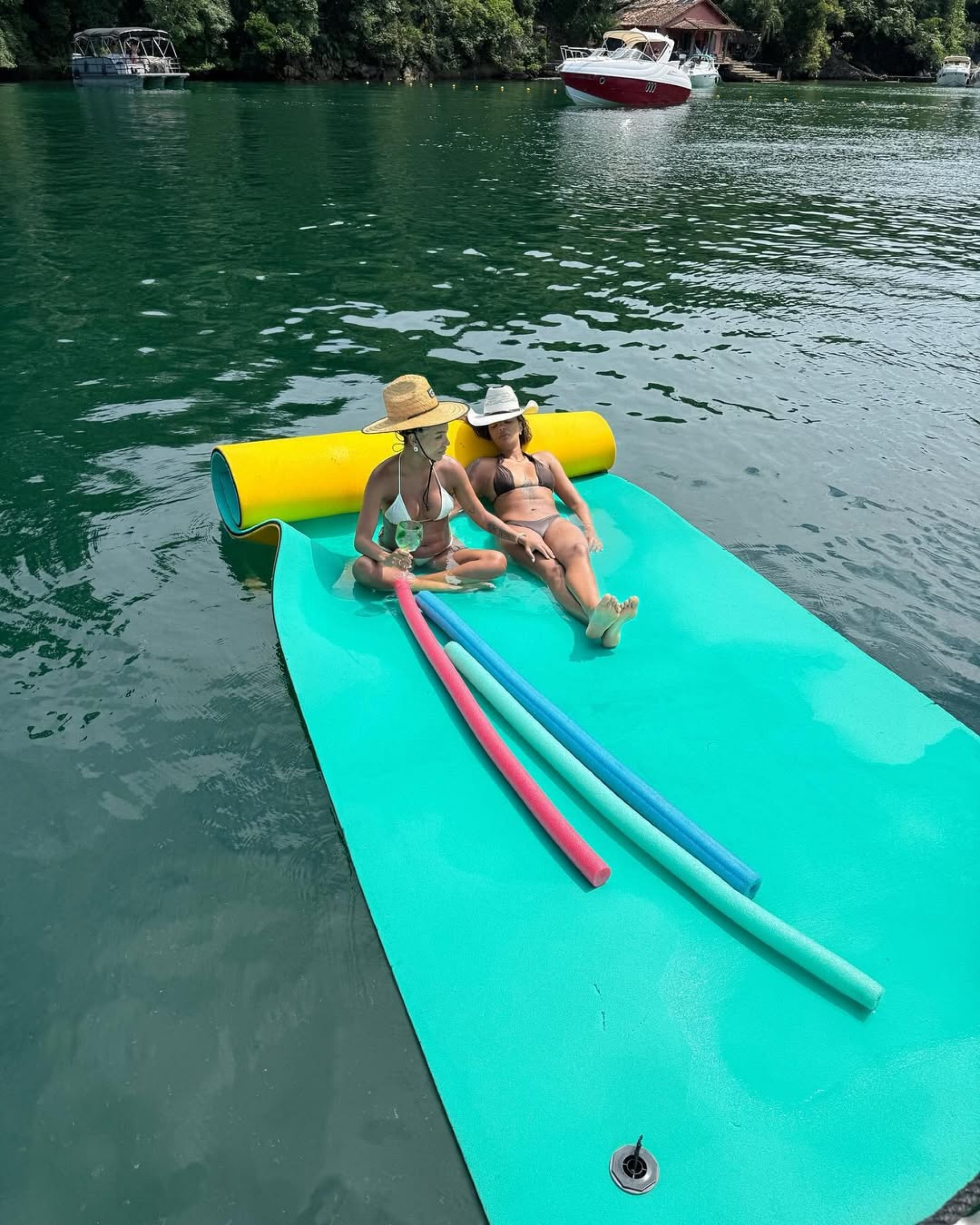 Ludmilla e Brunna Gonçalves durante passeio de lancha  - Reprodução / Instagram 