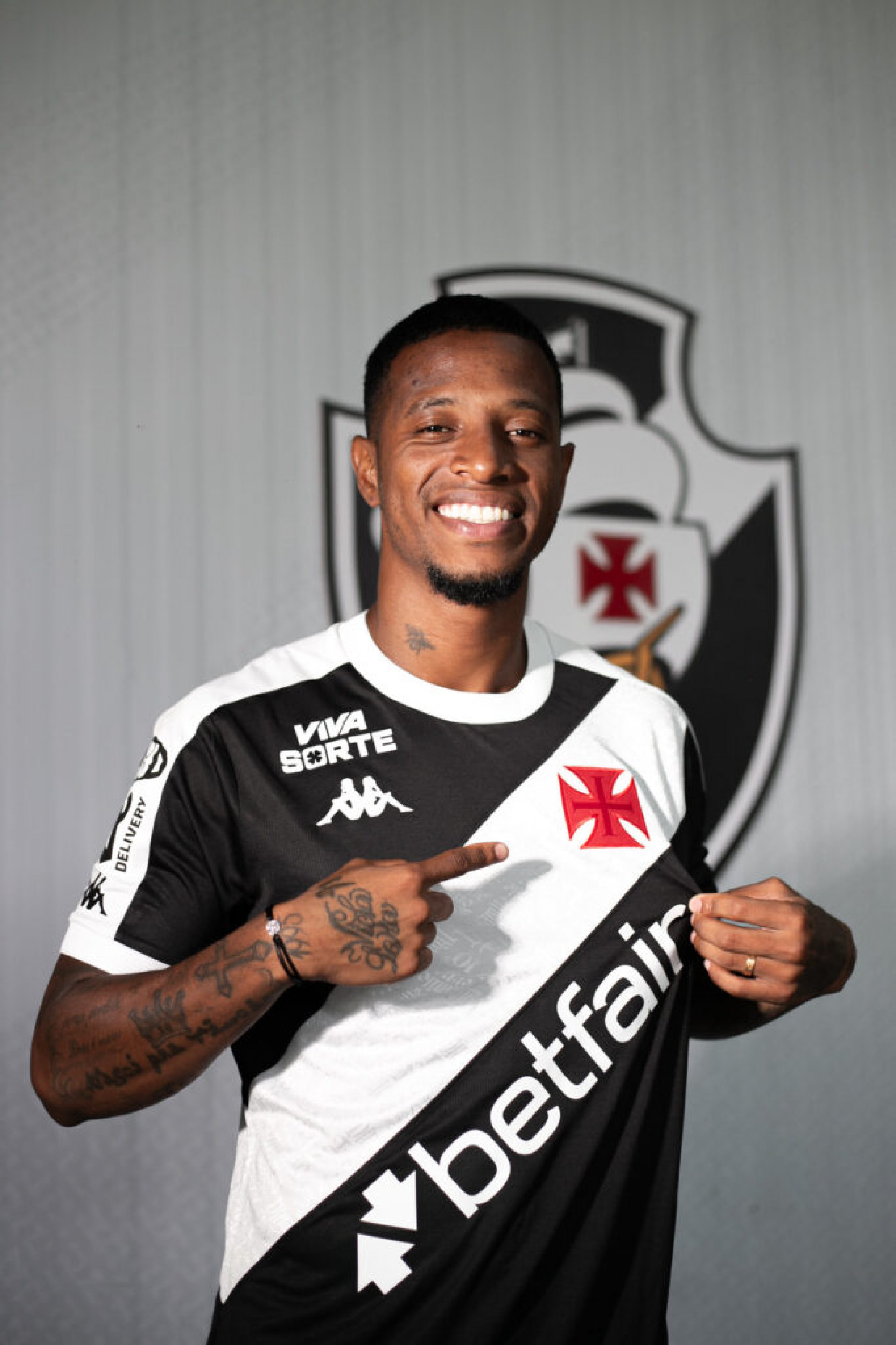 Tchê Tchê assinou contrato com o Vasco por duas temporadas