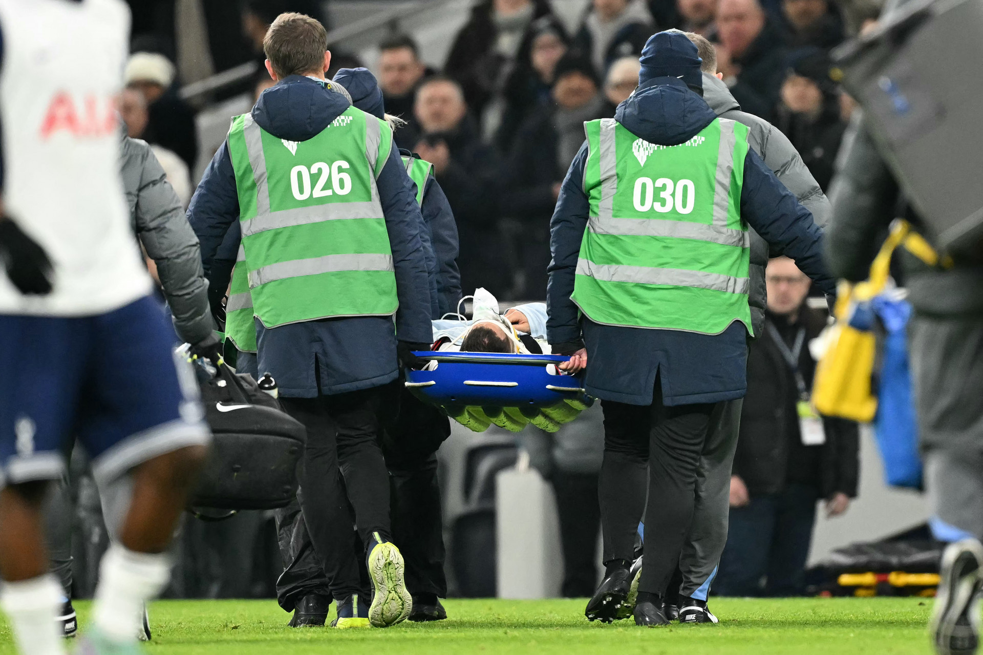 Bentancur bateu a cabeça no gramado em jogo do Tottenham e foi encaminhado ao hospital - AFP