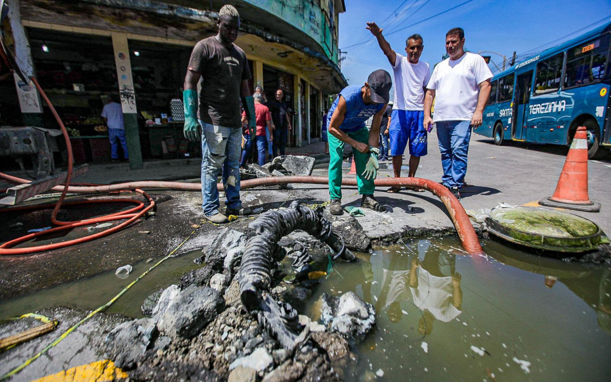 A equipe da Prefeitura realizou uma ação emergencial para reparar a rede de esgoto da Avenida Ana Brito da Silva