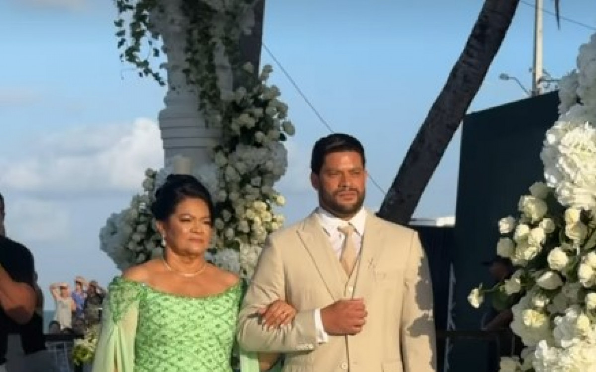 Hulk entra com a mãe em cerimônia de casamento