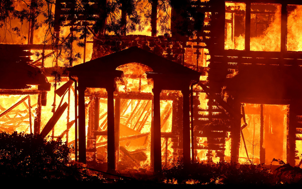 Mais de 250 efetivos dos bombeiros combatem o incêndio por ar e terra