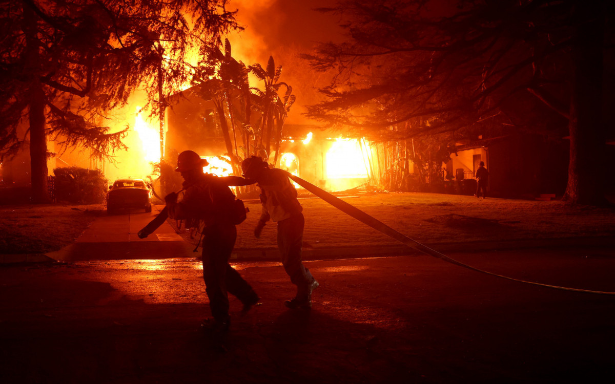 Mais de 250 efetivos dos bombeiros combatem o incêndio por ar e terra