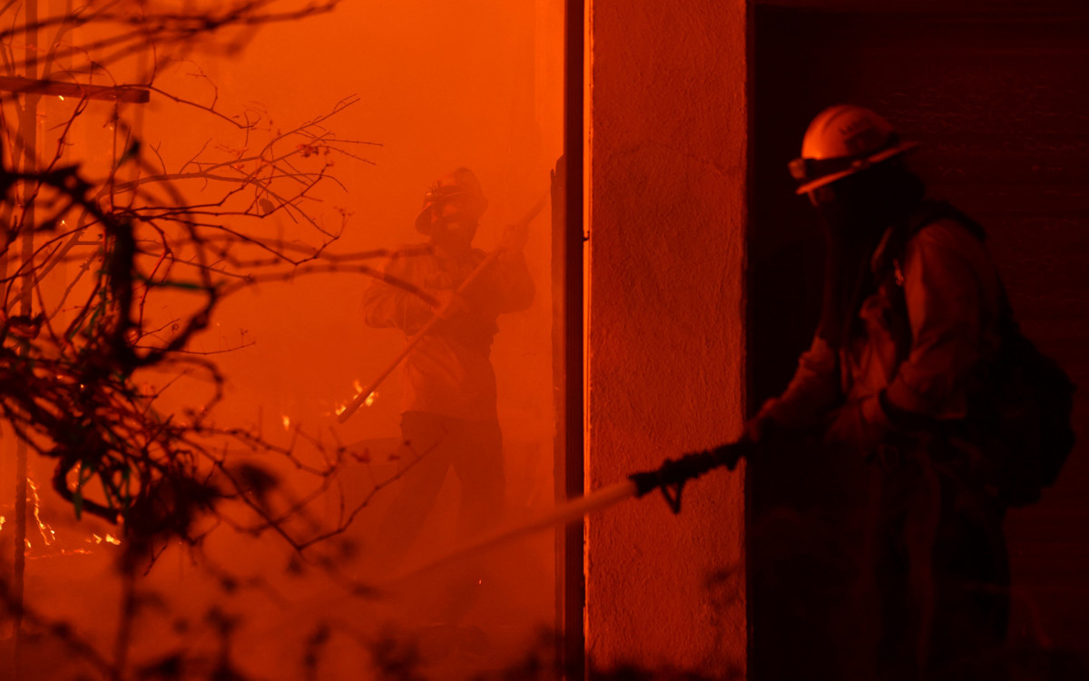 Mais de 250 efetivos dos bombeiros combatem o incêndio por ar e terra
