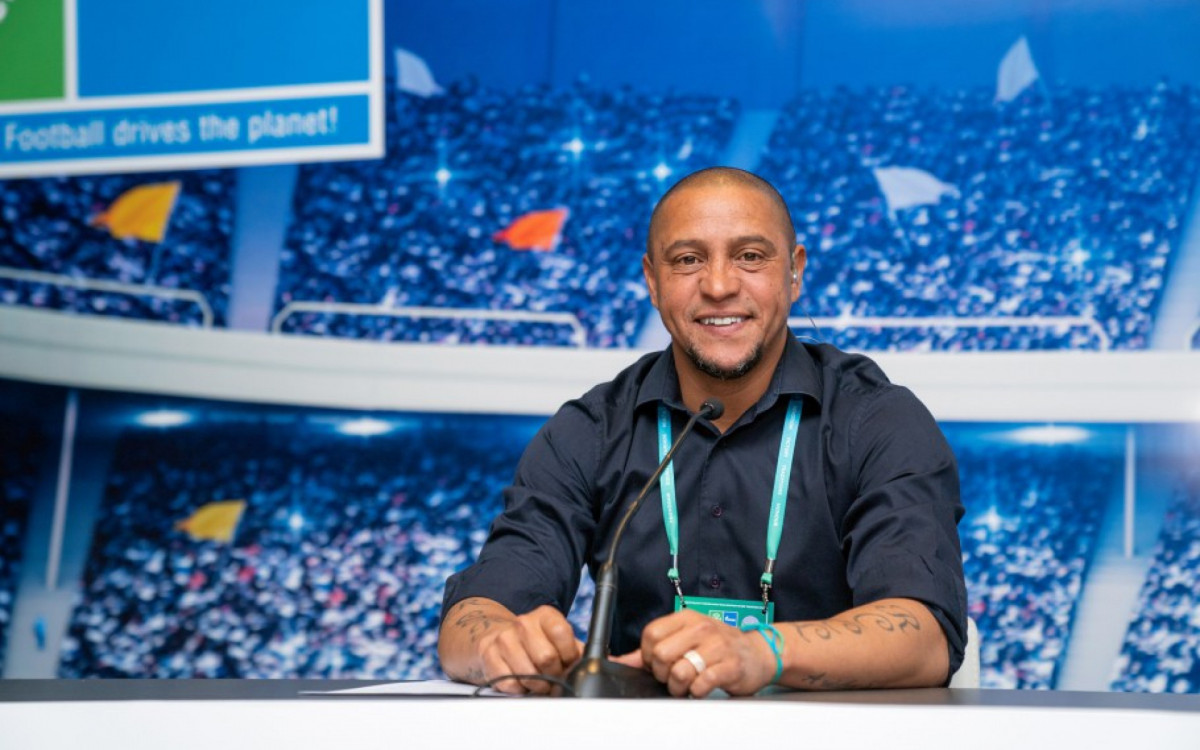 Roberto Carlos engata romance em meio à disputa por fortuna bilionária em divórcio