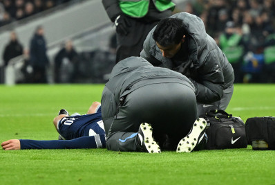 Volante do Tottenham que desmaiou em campo durante jogo tranquiliza: 'Está tudo bem'