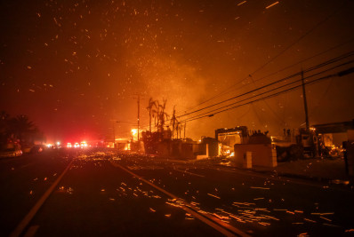 Ventos fortes propagam fogo para outras regiões de Los Angeles 