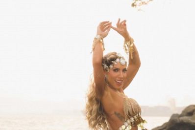 Tati Minerato esbanja boa forma em ensaio na praia